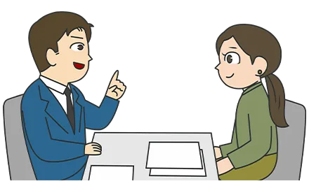 テーブルをはさんで話す男性スタッフと女性客