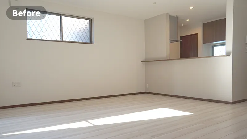 リビングのステージングビフォー画像　家具の置かれていないフローリングのリビングルーム