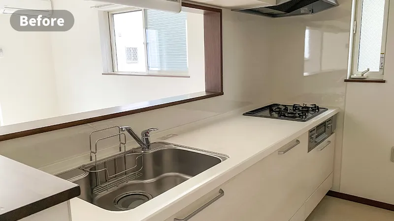 キッチンのステージングビフォー画像　白いシステムキッチン