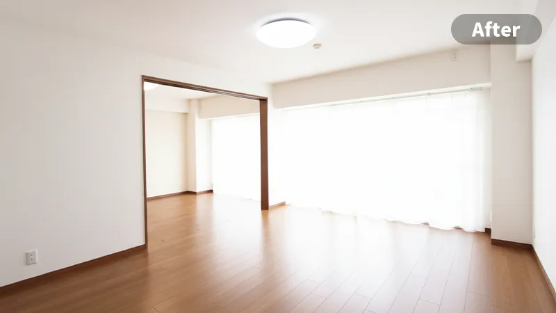 家具消しのステージングアフター画像　カーテン以外の全ての家具がなくなり、フローリングの部屋のみが映っている